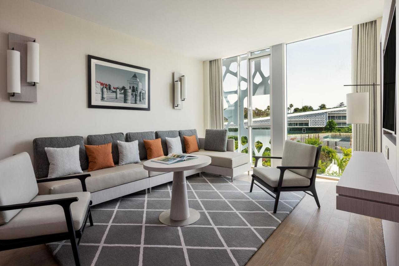 Suite Doble Executive con cama extragrande y vistas a la piscina