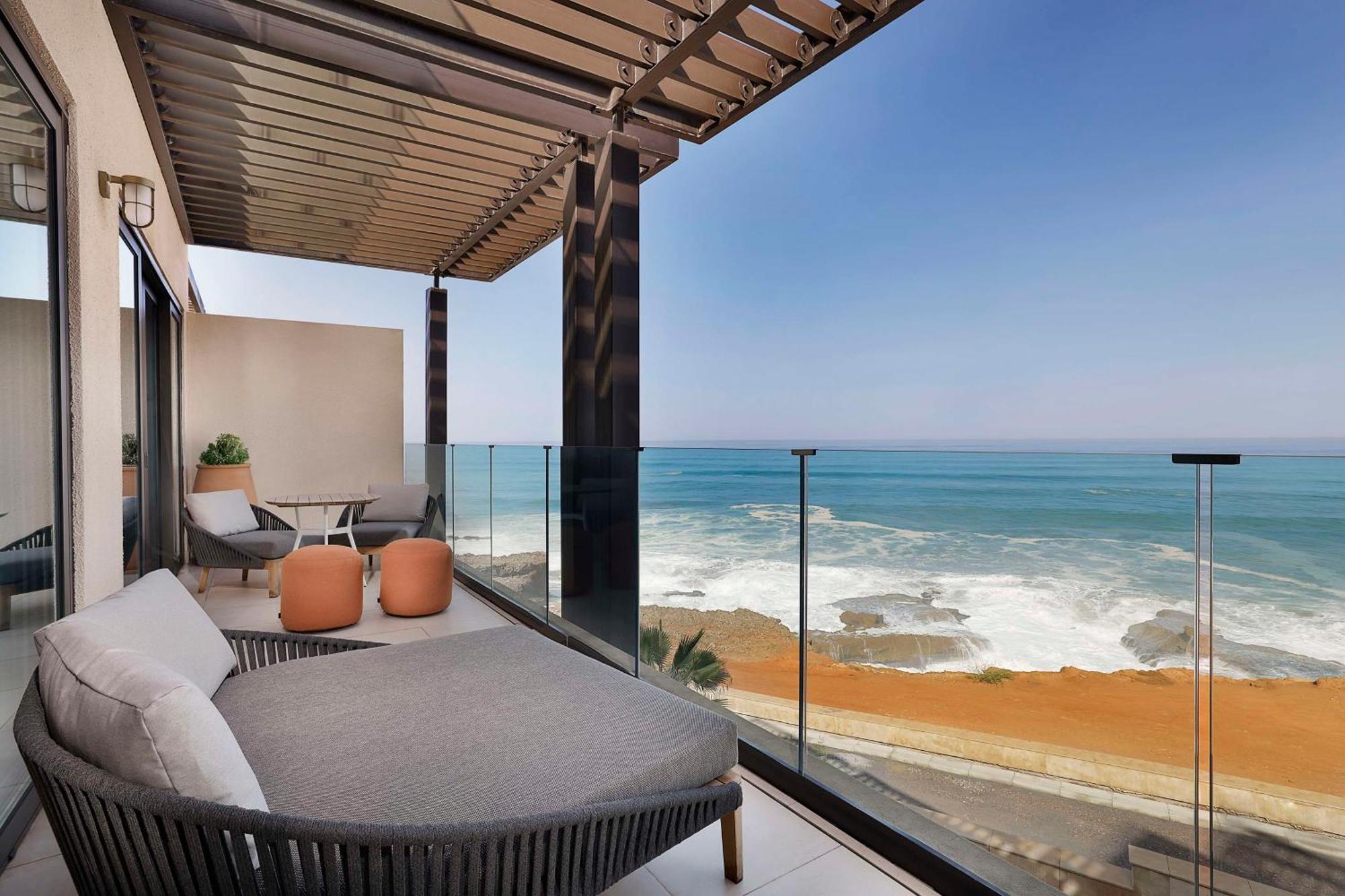 Suite de 1 dormitorio con cama grande y vistas al océano